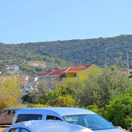 In Mit Privatem Parkplatz By Interhome Vinišće