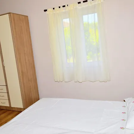 In Mit Privatem Parkplatz By Interhome * Vinišće