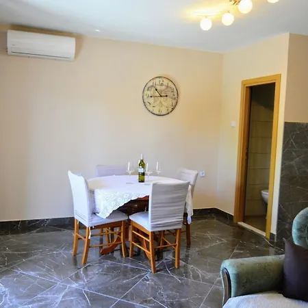 Apartamento In Mit Privatem Parkplatz By Interhome