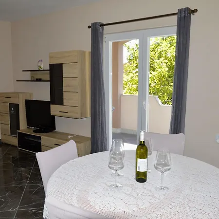 Apartamento In Mit Privatem Parkplatz By Interhome