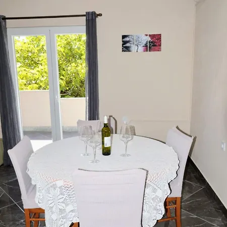In Mit Privatem Parkplatz By Interhome Apartamento